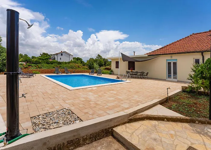 3 Bedroom Amazing In Holiday home