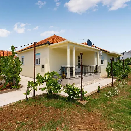 3 Bedroom Amazing In Ferienhaus Sukošan
